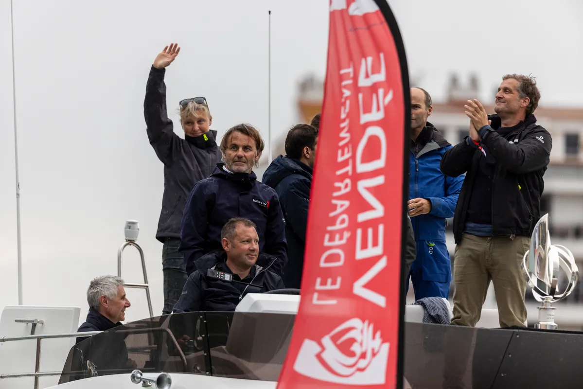LES SABLES D'OLONNE, FRANCE - 10 MAI 2025 : Les skippers Pip Hare, Yannick Bestaven, Eric Bellion sont photographiés lors de la parade nautique de la remise des prix du Vendée Globe, le 10 mai 2025 aux Sables d'Olonne, France - (Photo by Jean-Marie Liot / Alea)
