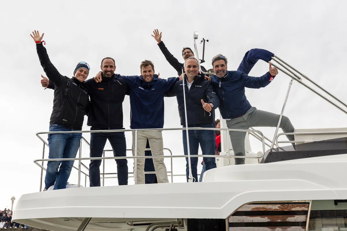 LES SABLES D'OLONNE, FRANCE - 10 MAI 2025 : Les skippers Justine Mettraux, Sébastien Marsset, Paul Meilhat, Fabrice Amedeo, Yoann Richomme et Denis Van Weynbergh sont photographiés lors de la parade nautique de la remise des prix du Vendée Globe, le 10 mai 2025 aux Sables d'Olonne, France - (Photo by Jean-Marie Liot / Alea)