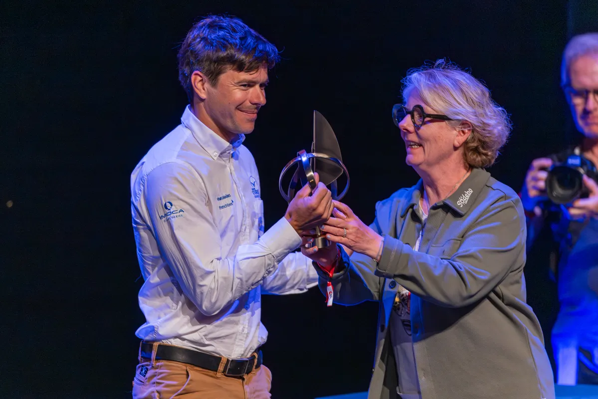 LES SABLES D'OLONNE, FRANCE - 10 MAI 2025 : Sébastien Simon (FRA), skipper de Groupe Dubreuil, est photographié avec Patricia Brochard (Présidente de Sodebo) lors de la remise des prix du Vendée Globe, le 10 mai 2025 aux Sables d'Olonne, France - (Photo by Jean-Marie Liot / Alea)