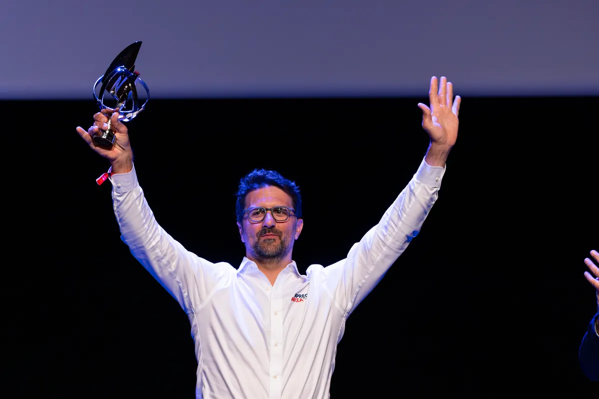 LES SABLES D'OLONNE, FRANCE - 10 MAI 2025 : Le skipper de PAPREC ARKÉA Yoann Richomme (FRA) est photographié avec son trophée lors de la cérémonie de remise des prix du Vendée Globe, le 10 mai 2025 aux Sables d'Olonne, France - (Photo by Jean-Marie Liot / Alea)
