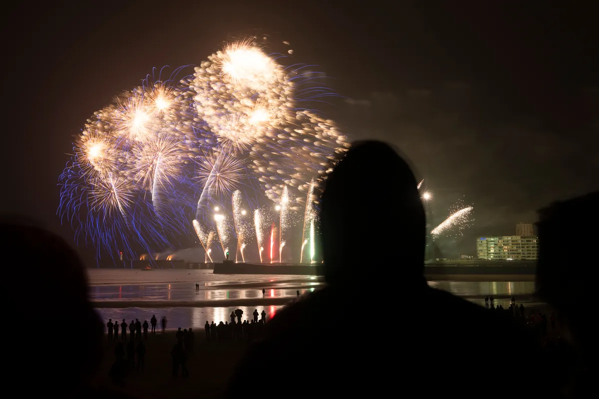 LES SABLES D'OLONNE, FRANCE - 10 MAI 2025 : Un feu d'artifice est photographié sur la plage après la remise des prix du Vendée Globe, le 10 mai 2025 aux Sables d'Olonne, France - (Photo by Jean-Marie Liot / Alea)