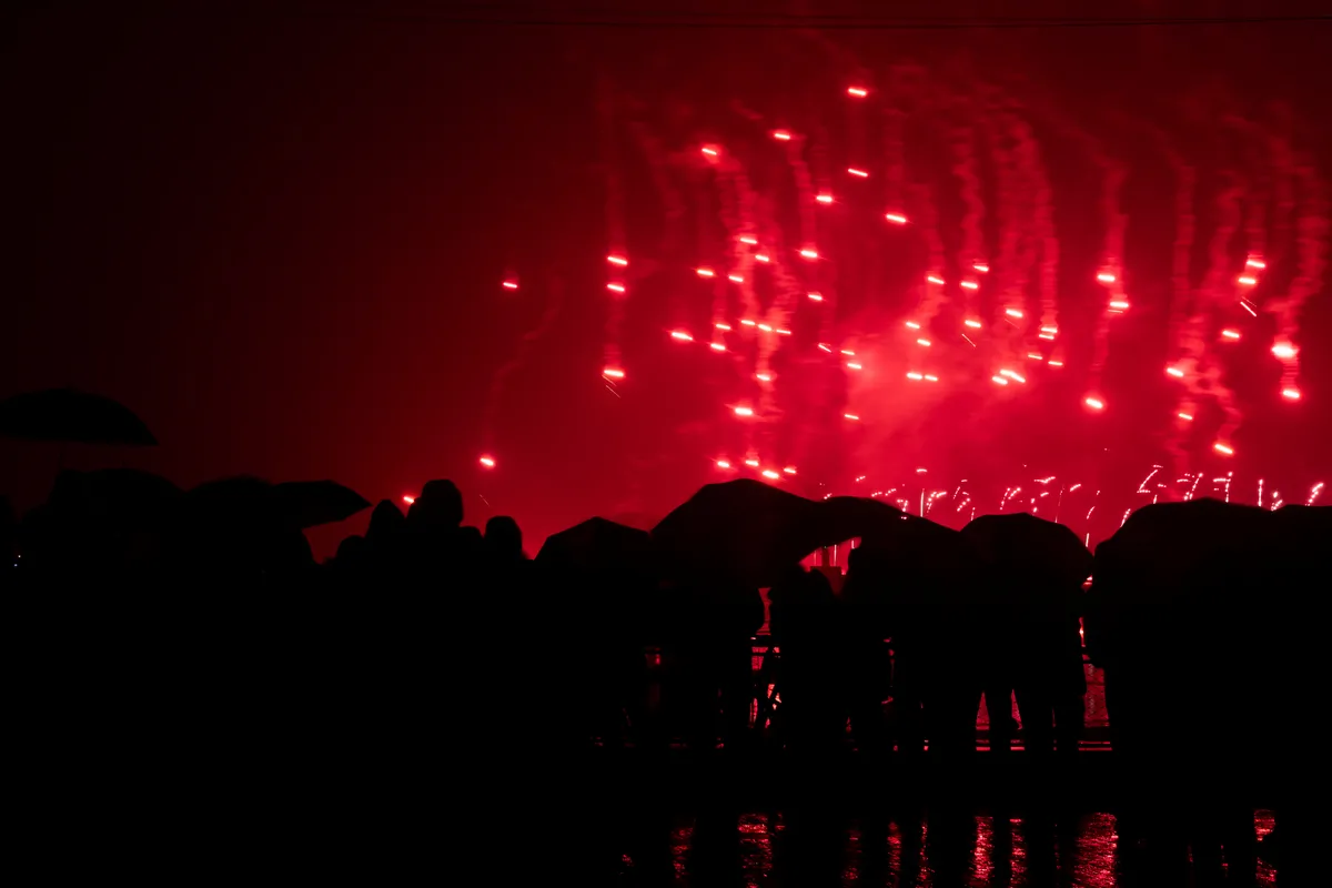 LES SABLES D'OLONNE, FRANCE - 10 MAI 2025 : Un feu d'artifice est photographié sur la plage après la remise des prix du Vendée Globe, le 10 mai 2025 aux Sables d'Olonne, France - (Photo by Jean-Marie Liot / Alea)
