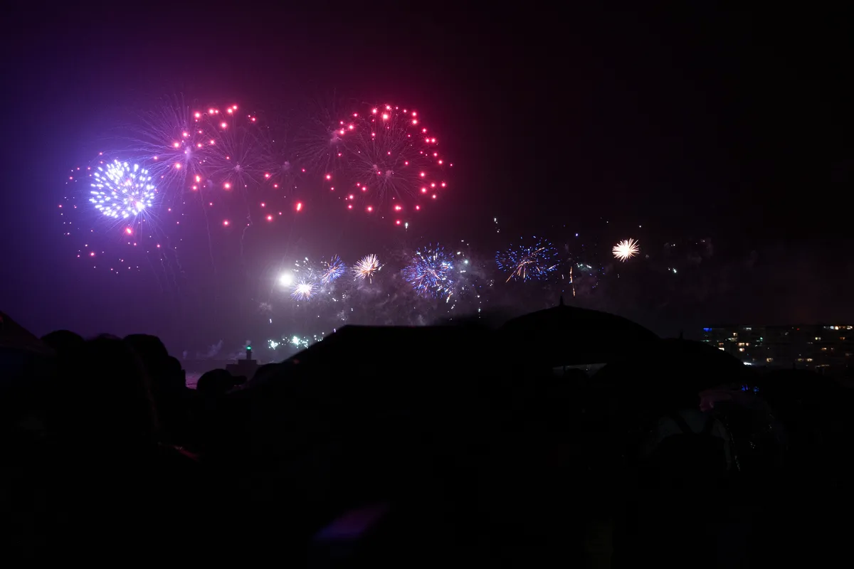 LES SABLES D'OLONNE, FRANCE - 10 MAI 2025 : Un feu d'artifice est photographié sur la plage après la remise des prix du Vendée Globe, le 10 mai 2025 aux Sables d'Olonne, France - (Photo by Jean-Marie Liot / Alea)