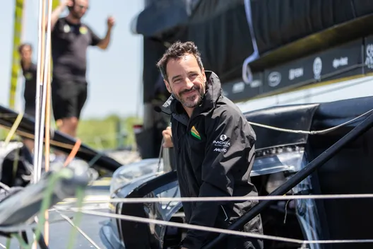 Le skipper de Bureau Vallée Louis Burton (FRA) et son équipe quittent la marina de Moonbeam pour rejoindre le départ de la course à la voile New York Vendee, à Brooklyn