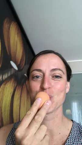 Justine Mettraux embrasse un œuf qu’elle tient entre deux doigts