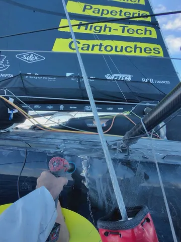 LE 18 NOVEMBRE 2024 : Photo envoyée depuis le bateau Bureau Vallée lors de la course à la voile du Vendée Globe le 18 novembre 2024. (Photo du skipper Louis Burton) Travailler la fibre de carbone