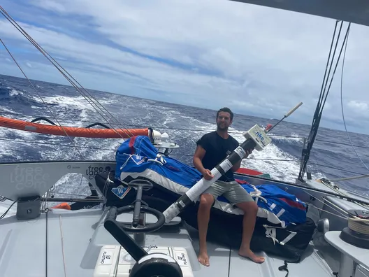LE 29 NOVEMBRE 2024 : Photo envoyée depuis le bateau Freelance.com lors de la course à la voile du Vendée Globe le 29 novembre 2024. (Photo du skipper Guirec Soudée) Bouée NKE