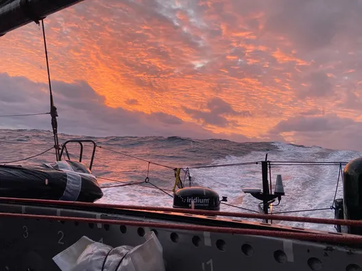 COURSE, 02 DÉCEMBRE 2024 : Photo envoyée depuis le bateau TeamWork - Team Snef lors de la course à la voile du Vendée Globe, le 03 décembre 2024. (Photo du skipper Justine Mettraux) Coucher de soleil