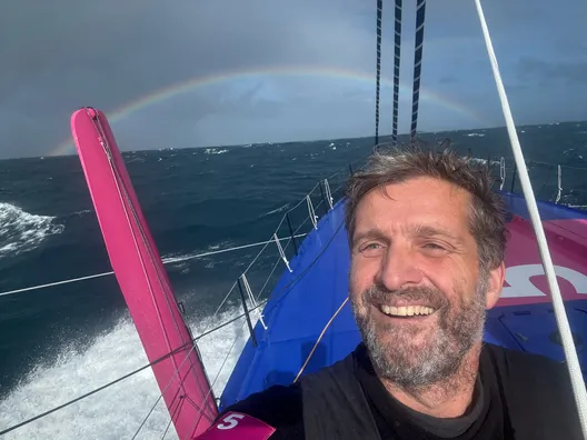 LE 21 DÉCEMBRE 2024 : Photo envoyée depuis le bateau STAND AS ONE - Altavia lors de la course à la voile du Vendée Globe le 21 décembre 2024. (Photo du skipper Eric Bellion) arc-en-ciel