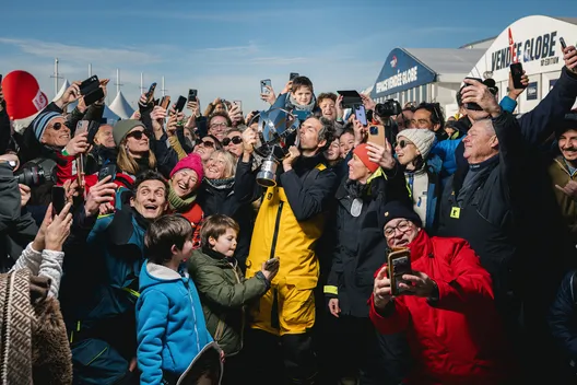 LES SABLES D'OLONNE, FRANCE - 14 JANVIER 2025 : Le skipper de MACIF Santé Prévoyance Charlie Dalin (FRA) pose avec la foule sur les pontons, dans une série spécifique de portraits réalisés après la victoire du Vendée Globe, le 14 janvier 2025 aux Sables d'Olonne, France - (Photo by Vincent Curutchet - Jean-Louis Carli / Alea)