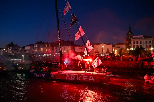 LES SABLES D'OLONNE, FRANCE - 15 JANVIER 2025 : Le skipper de PAPREC ARKÉA Yoann Richomme (FRA) est photographié dans le chenal, après sa deuxième place dans le Vendée Globe 2024, le 15 janvier 2025 aux Sables d'Olonne, France. (Photo Jean-Louis Carli / Alea)