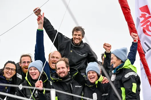 LES SABLES D'OLONNE, FRANCE - 24 JANVIER 2025 : Paul Meilhat (FRA), skipper de Biotherm, est photographié dans le chenal après avoir pris la 5e place du Vendée Globe, le 24 janvier 2025 aux Sables d'Olonne, France - (Photo by Jean-Louis Carli / Alea)