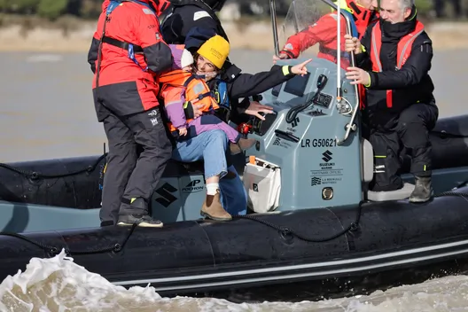LA ROCHELLE, FRANCE - 27 JANVIER 2025 : La fille de Clarisse Crémer (FRA), skipper de L'Occitane en Provence, est photographiée après que sa mère ait pris la 11e place du Vendée Globe, le 27 janvier 2025 à La Rochelle, France - (Photo by Anne Beauge / Alea)