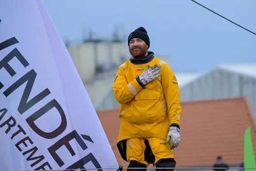 LES SABLES D'OLONNE, FRANCE - 31 JANVIER 2025 : GUYOT Environnement - Le skipper de Water Family Benjamin Dutreux (FRA)) fait la fête dans le chenal après avoir pris la 10ème place du Vendée Globe, le 31 janvier 2025 aux Sables d'Olonne, France - (Photo by Olivier Blanchet / Alea)
