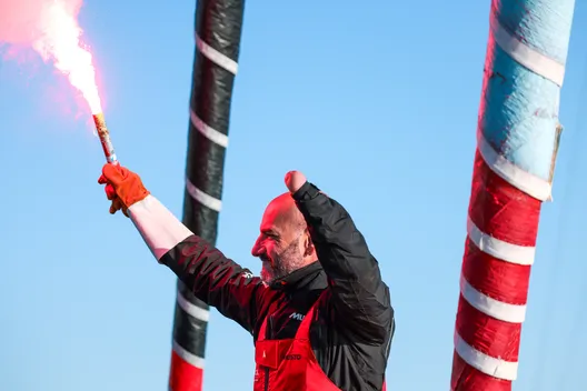 LES SABLES D'OLONNE, FRANCE - 03 FEVRIER 2025 : Le skipper de Groupe APICIL Damien Seguin (FRA) fête sa 15ème place dans le Vendée Globe, le 03 février 2025 aux Sables d'Olonne, France - (Photo by Jean-Marie Liot / Alea)