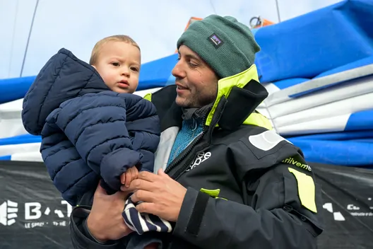 LES SABLES D'OLONNE, FRANCE - 08 FEVRIER 2025 : Le skipper de Freelance.com Guirec Soudée (FRA) est photographié avec son fils après avoir pris la 23ème place du Vendée Globe, le 08 février 2025 aux Sables d'Olonne, France - (Photo by Olivier Blanchet / Alea)