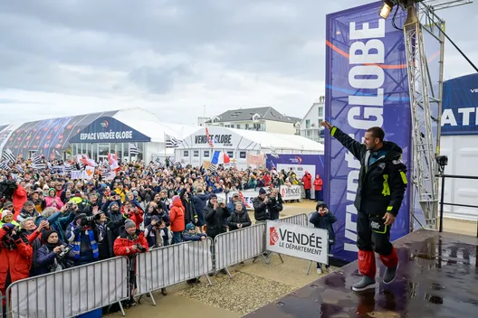 LES SABLES D'OLONNE, FRANCE - 08 FEVRIER 2025 : Le skipper de Freelance.com Guirec Soudée (FRA) est photographié sur scène après avoir pris la 23ème place du Vendée Globe, le 08 février 2025 aux Sables d'Olonne, France - (Photo by Olivier Blanchet / Alea)