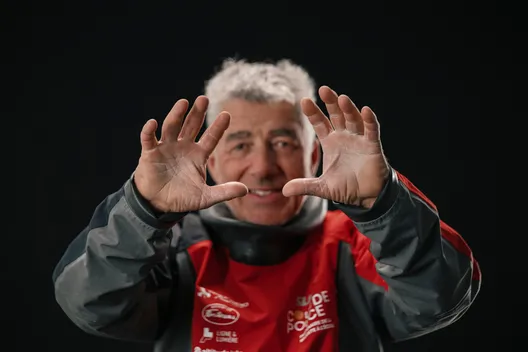 LES SABLES D'OLONNE, FRANCE - 01 MARS 2025 : Le skipper de Coup de Pouce Manuel Cousin (FRA) est photographié en studio après avoir pris la 31e place du Vendée Globe, le 01 mars 2025 aux Sables d'Olonne, France - (Photo by Olivier Blanchet / Alea)