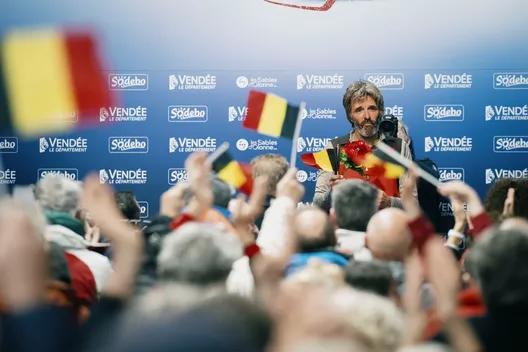 LES SABLES D'OLONNE, FRANCE - 08 MARS 2025 : Le skipper de D'Ieteren Group Denis Van Weynbergh (BEL) est photographié lors de sa conférence de presse après avoir pris la dernière place du Vendée Globe, 1 jour après que la ligne d'arrivée ait été fermée sportivement, et donc non classée, le 08 mars 2025 aux Sables d'Olonne, France - (Photo by Vincent Curutchet / Alea)