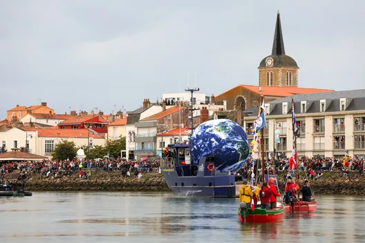 LES SABLES D'OLONNE, FRANCE - 10 MAI 2025 : Des skippers et diverses activités sont photographiés lors de la parade nautique de la remise des prix du Vendée Globe, le 10 mai 2025 aux Sables d'Olonne, France - (Photo by Jean-Marie Liot / Alea)