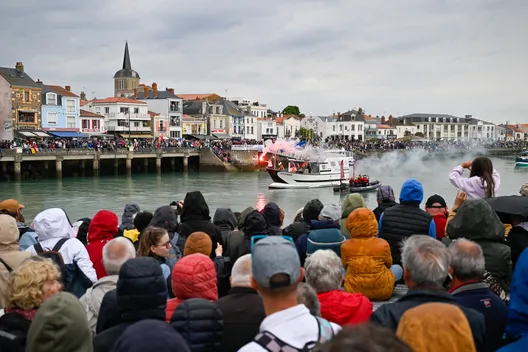 LES SABLES D'OLONNE, FRANCE - 10 MAI 2025 : Des skippers et diverses activités sont photographiés lors de la parade nautique de la remise des prix du Vendée Globe, le 10 mai 2025 aux Sables d'Olonne, France - (Photo by Jean-Louis Carli / Alea)