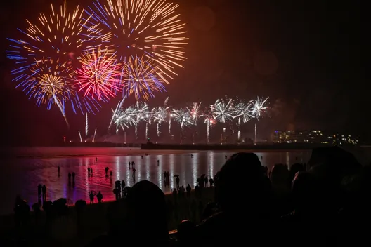 LES SABLES D'OLONNE, FRANCE - 10 MAI 2025 : Un feu d'artifice est photographié sur la plage après la cérémonie de remise des prix du Vendée Globe, le 10 mai 2025 aux Sables d'Olonne, France - (Photo by Jean-Louis Carli / Alea)