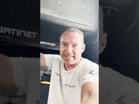 Romain Attanasio se débarrasse d'un filet de pêche pris dans sa quille | Vendée Globe 2024