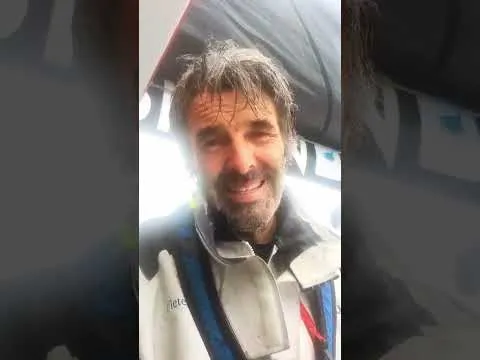 Denis parvient à repasser sa drisse de spi | Vendée Globe 2024