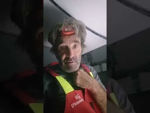 Denis doit avancer sans sa grand-voile | Vendée Globe 2024