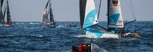 Le skipper de VULNERABLE Thomas Ruyant (FRA) est photographié lors du départ du Vendée Globe, le 10 novembre 2024 aux Sables d'Olonne, France