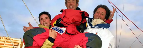 Le skipper français Roland Jourdain est soulevé par Ellen Macarthur, 2ème, et Michel Desjoyeaux, vainqueur, après son arrivée à la 3ème place dans le Vendee Globe, tour du monde à la voile en solitaire sans escale et sans assistance, le 13 Février 2001, aux Sables d'Olonne - (Photo Jacques Vapillon / Alea / Vendee Globe)