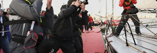 Les photographes en action lors de l'arrivée au ponton d'Alexia Barrier