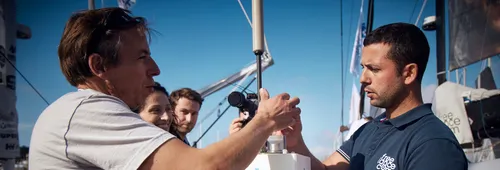 LES SABLES D'OLONNE, FRANCE - 22 OCTOBRE 2024 : Noé Poffa, Ifremer, et des représentants du CNES sont photographiés avec le skipper de Freelance.com Guirec Soudée (FRA) lors de la distribution d'outils scientifiques en coordination avec l'UNESCO, aux skippers avant le départ du Vendée Globe, le 22 octobre 2024 aux Sables d'Olonne, France - (Photo by Anne Beauge / Alea)