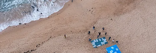 LES SABLES D'OLONNE, FRANCE - 4 NOVEMBRE 2024 : Vue générale d'un nettoyage de plage de Surfrider Foundation au Paracou avec le skipper de Biotherm Paul Meilhat (FRA) lors du pré-départ du Vendée Globe, le 4 novembre 2024 aux Sables d'Olonne, France - (Photo by Olivier Blanchet / Alea)