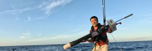 LE 29 NOVEMBRE 2024 : Photo envoyée depuis le bateau Singchain Team Haikou lors de la course à la voile du Vendée Globe le 29 novembre 2024. (Photo du skipper Jingkun Xu) Bouée NKE