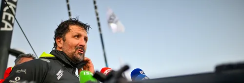 LES SABLES D'OLONNE, FRANCE - 15 JANVIER 2025 : Le skipper de PAPREC ARKÉA Yoann Richomme (FRA) est photographié en train d'être interviewé par les médias après avoir pris la 2e place du Vendée Globe, le 15 janvier 2025 aux Sables d'Olonne, France - (Photo by Jean-Louis Carli / Alea)