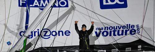 LES SABLES D'OLONNE, FRANCE - 17 JANVIER 2025 : Sébastien Simon (FRA), skipper de Groupe Dubreuil, prend la 3e place du Vendée Globe, le 17 janvier 2025 aux Sables d'Olonne, France - (Photo Jean-Louis Carli / Alea)