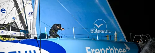LES SABLES D'OLONNE, FRANCE - 17 JANVIER 2025 : Sébastien Simon (FRA), skipper de Groupe Dubreuil, prend la 3e place du Vendée Globe, le 17 janvier 2025 aux Sables d'Olonne, France - (Photo Jean-Louis Carli / Alea)