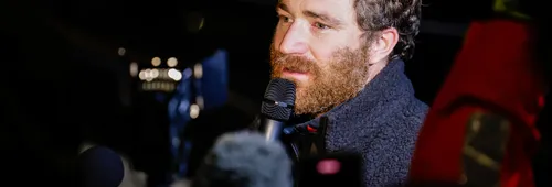 LES SABLES D'OLONNE, FRANCE - 27 JANVIER 2025 : GUYOT Environnement - Le skipper de Water Family Benjamin Dutreux (FRA) est interviewé par les médias après avoir pris la 10ème place du Vendée Globe, le 27 janvier 2025 à La Rochelle, France - (Photo by Anne Beauge / Alea)