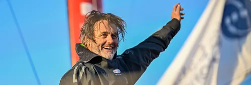 LES SABLES D'OLONNE, FRANCE - 02 FEVRIER 2025 : Le skipper de Maître CoQ V Yannick Bestaven (FRA) est photographié à son arrivée aux Sables d'Olonne après son abandon du Vendée Globe, le 02 février 2025 - (Photo by Jean-Louis Carli / Alea)