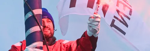 LES SABLES D'OLONNE, FRANCE - 14 FEVRIER 2025 : Le skipper de HUMAN Immobilier Antoine Cornic (FRA) fête avec des fusées éclairantes sa 28ème place dans le Vendée Globe, le 14 février 2025 aux Sables d'Olonne, France - (Photo by Vincent Curutchet / Alea)