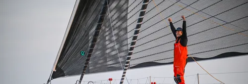 LES SABLES D'OLONNE, FRANCE - 17 FEVRIER 2025 : Tut Gut. Le skipper Oliver Heer (SUI) fête sa 29ème place dans le Vendée Globe par un temps très calme, le 17 février 2025 aux Sables d'Olonne, France - (Photo Jean-Louis Carli / Alea)
