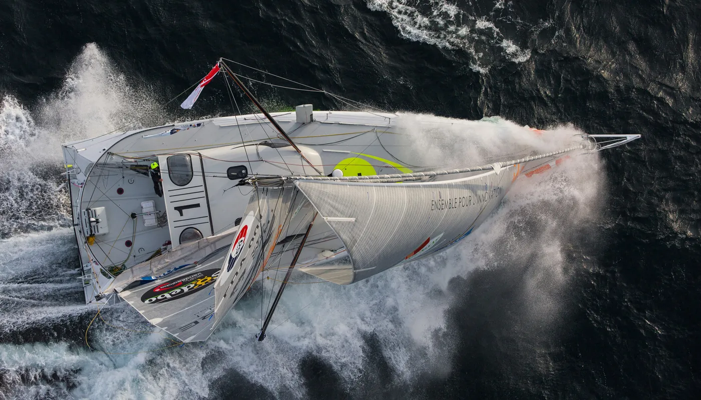 Vue aérienne de l'IMOCA Boat Finistere Mer Vent, skipper Jean Le Cam (FRA), durant l'entrainement au large de Belle-Ile, 13 octobre 2016