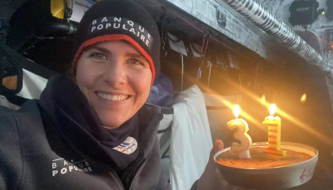 Clarisse Cremer avec son gateau d'anniversaire