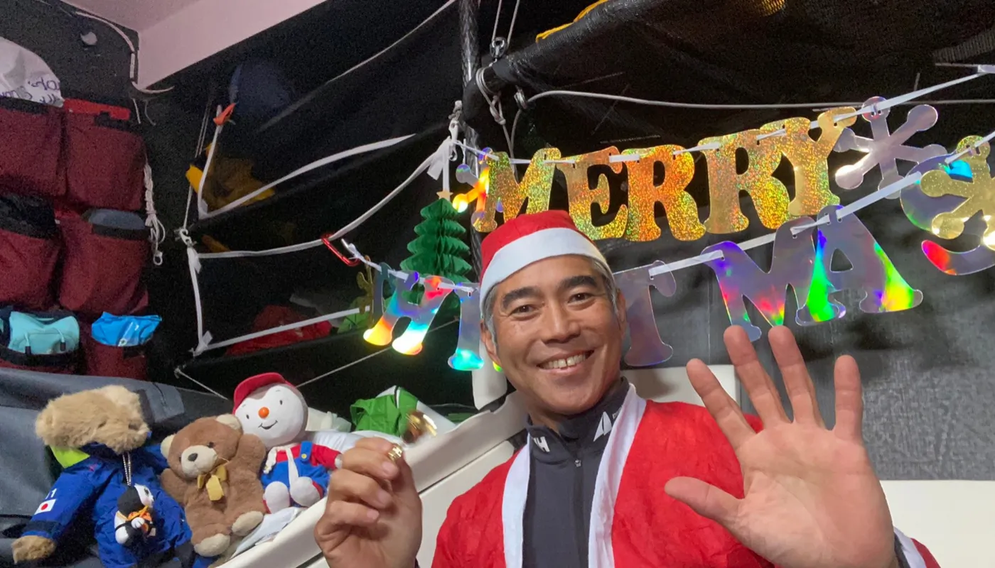 Kojiro se déguise en lutin de Noël pour l'occasion