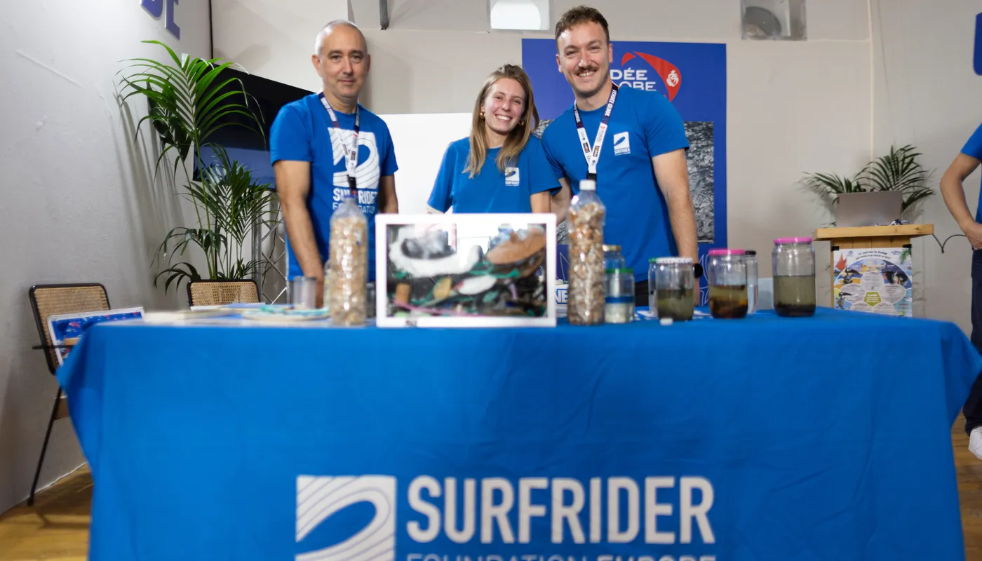 LES SABLES D'OLONNE, FRANCE - 3 NOVEMBRE 2024 : L'association Surfrider est photographiée sur le stand de la Maison des Océans lors du pré-départ du Vendée Globe, le 3 novembre 2024 aux Sables d'Olonne, France. (Photo par Lloyd images / Alea)
