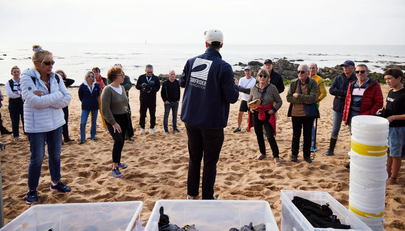 LES SABLES D'OLONNE, FRANCE - 4 NOVEMBRE 2024 : Vue générale d'un nettoyage de plage de Surfrider Foundation au Paracou avec le skipper de Biotherm Paul Meilhat (FRA) lors du pré-départ du Vendée Globe, le 4 novembre 2024 aux Sables d'Olonne, France - (Photo by Anne Beauge / Alea)