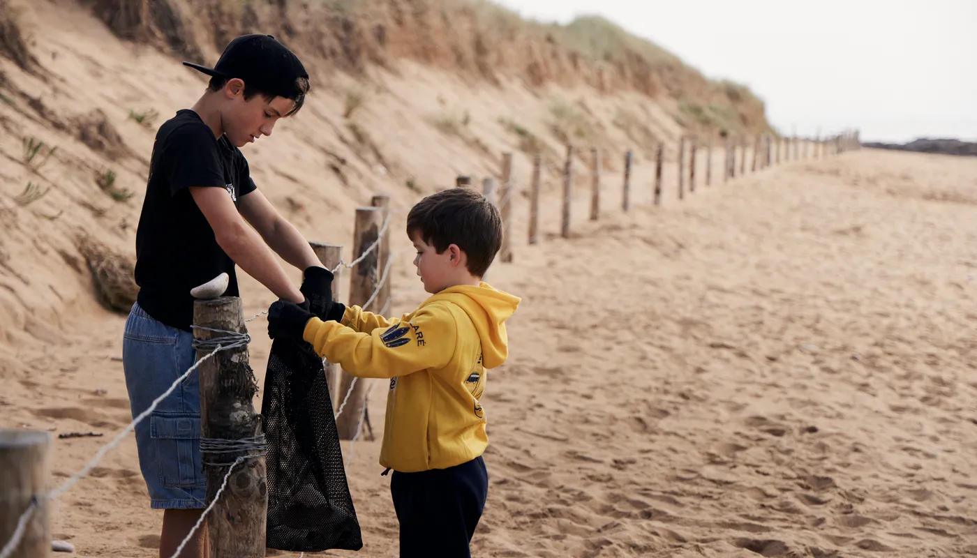 LES SABLES D'OLONNE, FRANCE - 4 NOVEMBRE 2024 : Vue générale d'un nettoyage de plage de Surfrider Foundation au Paracou avec le skipper de Biotherm Paul Meilhat (FRA) lors du pré-départ du Vendée Globe, le 4 novembre 2024 aux Sables d'Olonne, France - (Photo by Anne Beauge / Alea)