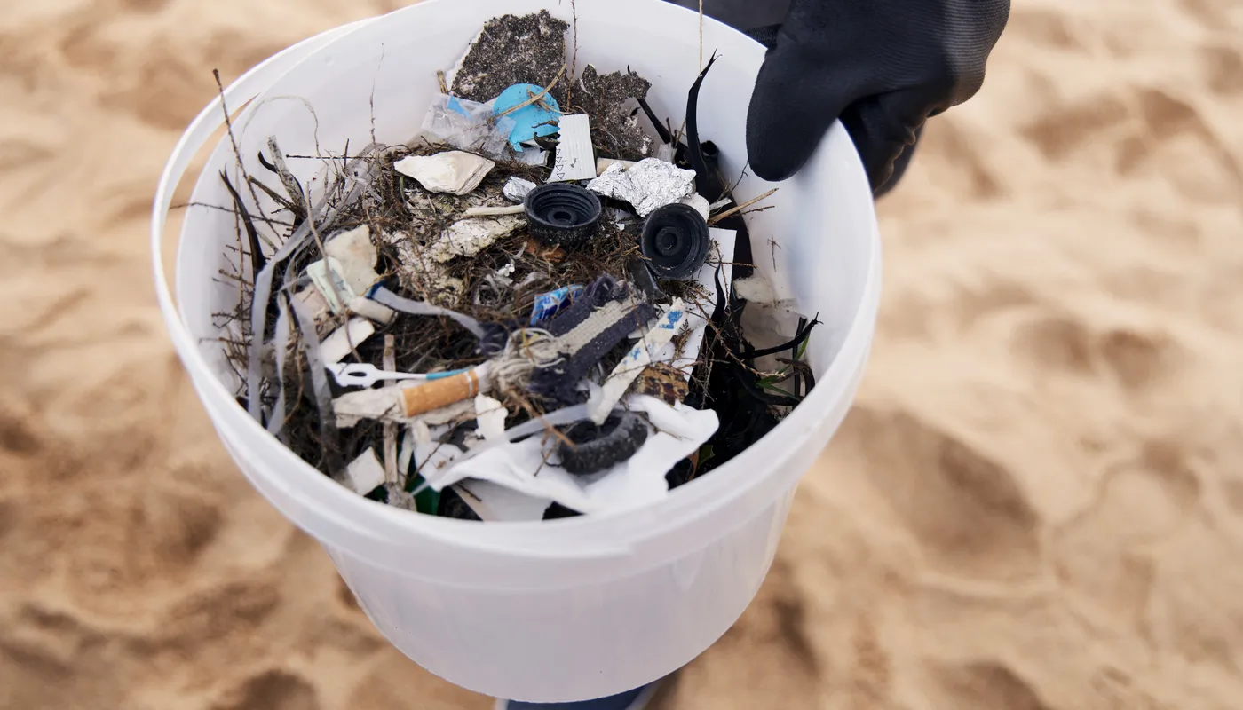 LES SABLES D'OLONNE, FRANCE - 4 NOVEMBRE 2024 : Vue générale d'un nettoyage de plage de Surfrider Foundation au Paracou avec le skipper de Biotherm Paul Meilhat (FRA) lors du pré-départ du Vendée Globe, le 4 novembre 2024 aux Sables d'Olonne, France - (Photo by Anne Beauge / Alea)
