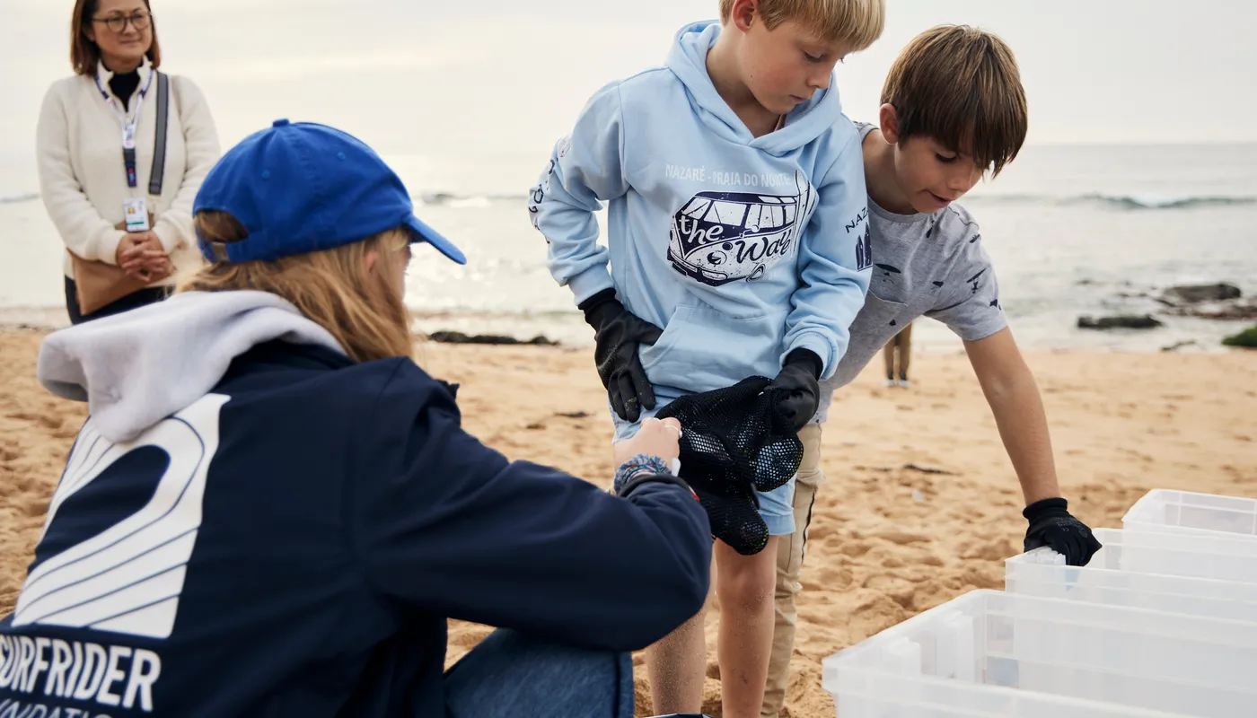 LES SABLES D'OLONNE, FRANCE - 4 NOVEMBRE 2024 : Vue générale d'un nettoyage de plage de Surfrider Foundation au Paracou avec le skipper de Biotherm Paul Meilhat (FRA) lors du pré-départ du Vendée Globe, le 4 novembre 2024 aux Sables d'Olonne, France - (Photo by Anne Beauge / Alea)